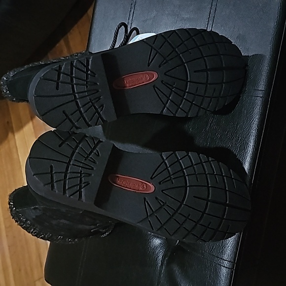 Size 7.5 BareTraps boots, weatherproof, flexible soles and soft linings - Picture 4 of 5